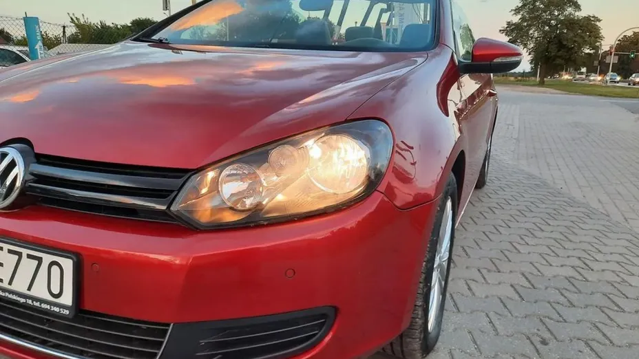 VOLKSWAGEN Golf -