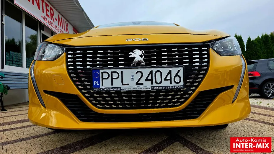 PEUGEOT 208 -