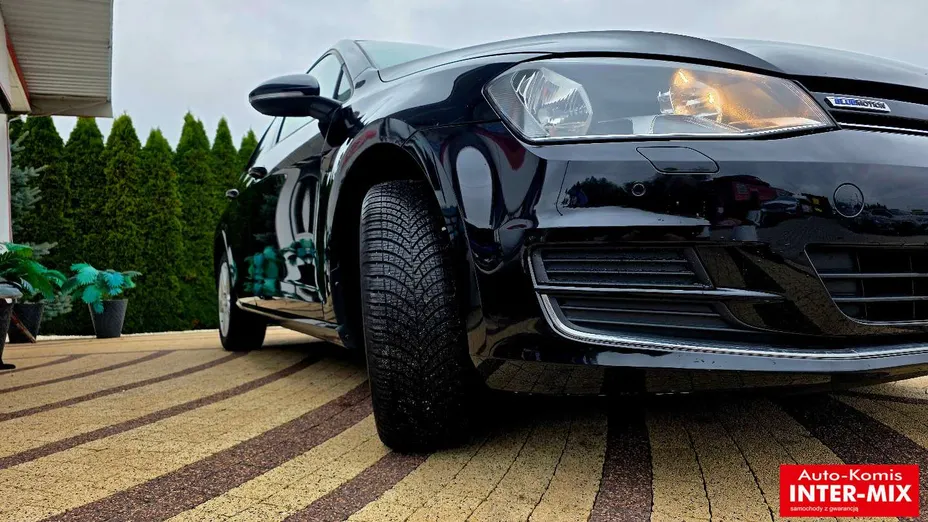 VOLKSWAGEN Golf -
