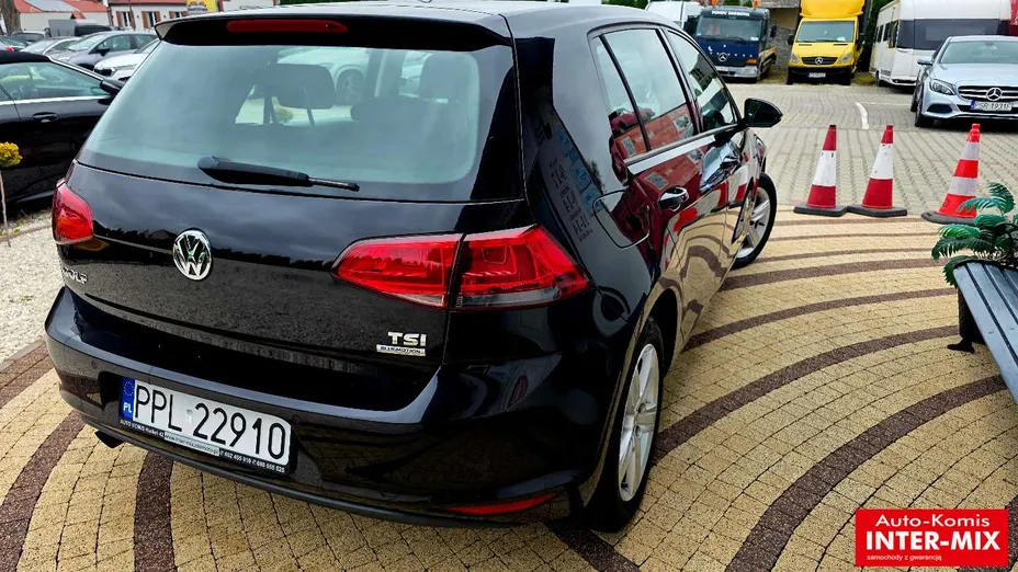 VOLKSWAGEN Golf -