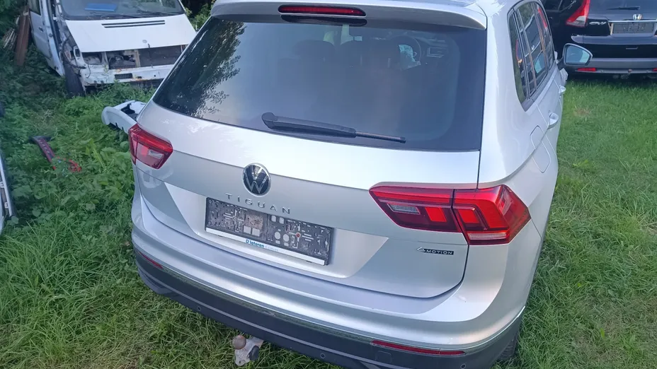 VOLKSWAGEN Tiguan -