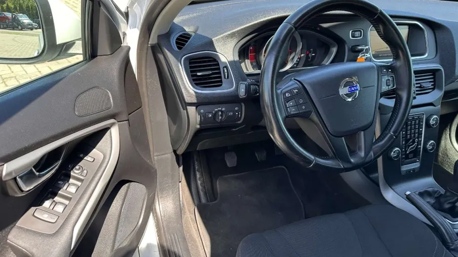VOLVO V40 -