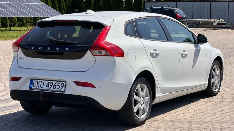 VOLVO V40 -
