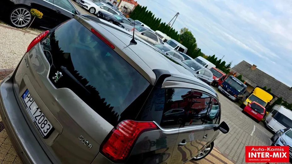 PEUGEOT 5008 -
