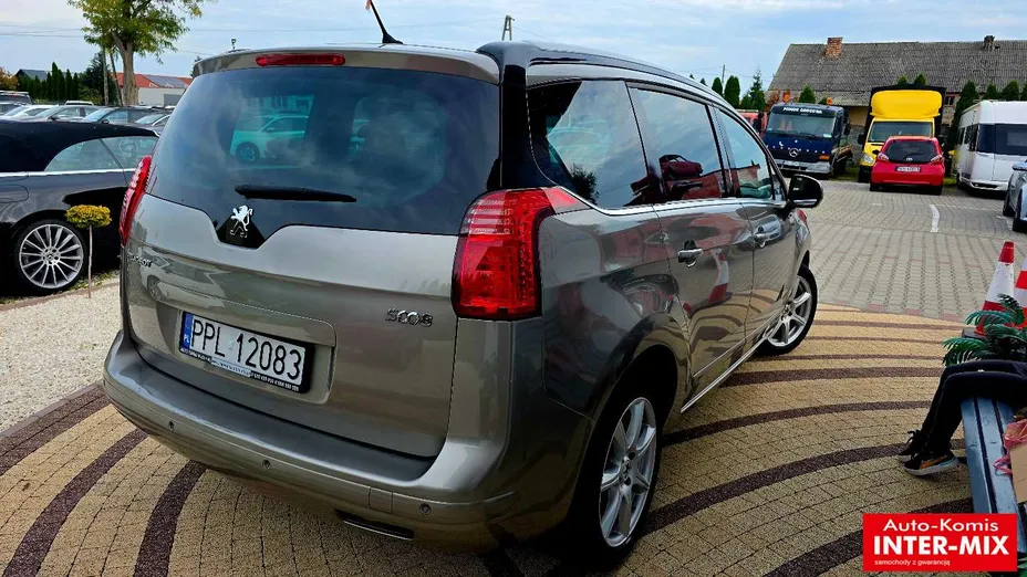 PEUGEOT 5008 -