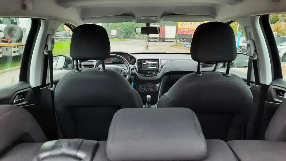 PEUGEOT 208 -