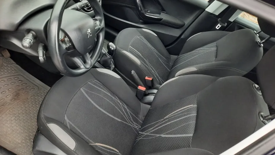 PEUGEOT 208 -