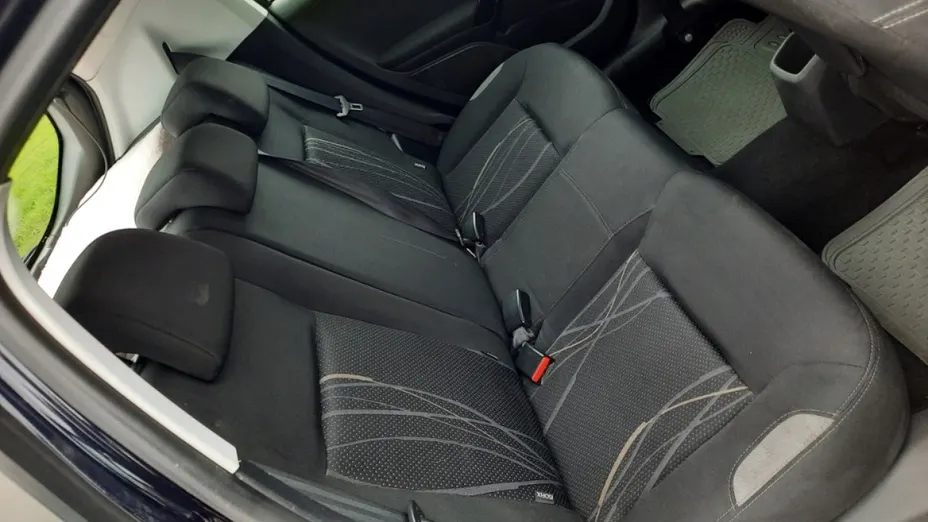 PEUGEOT 208 -