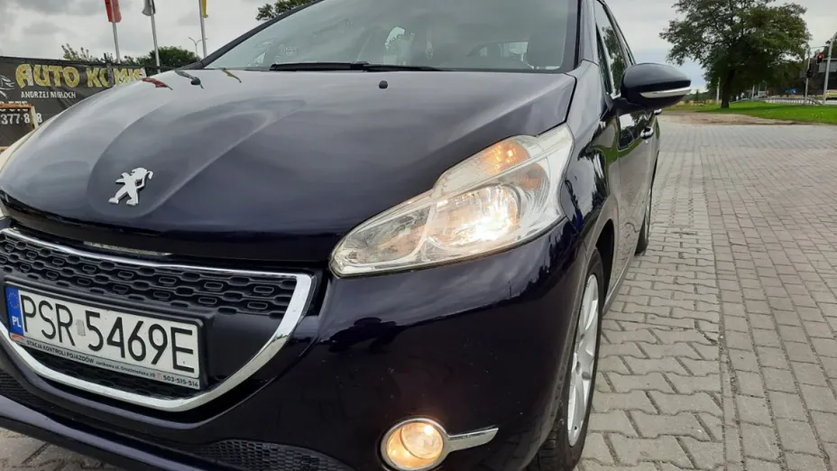 PEUGEOT 208 -