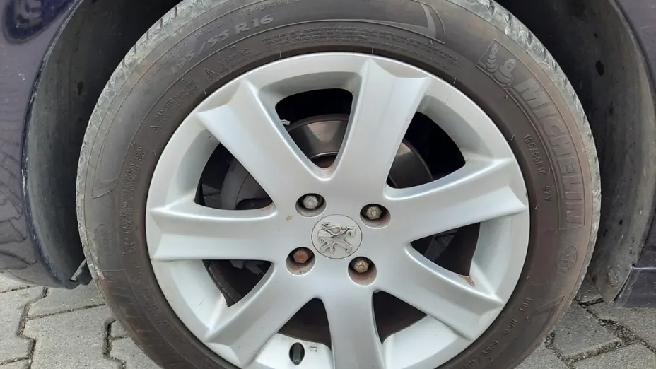 PEUGEOT 208 -