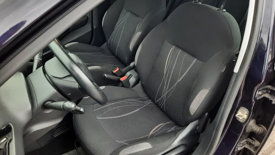 PEUGEOT 208 -