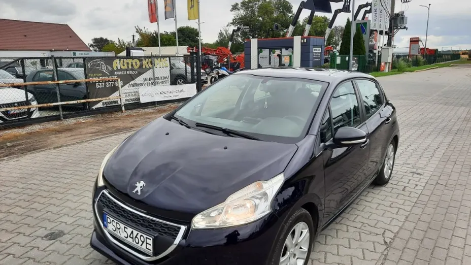 PEUGEOT 208 -