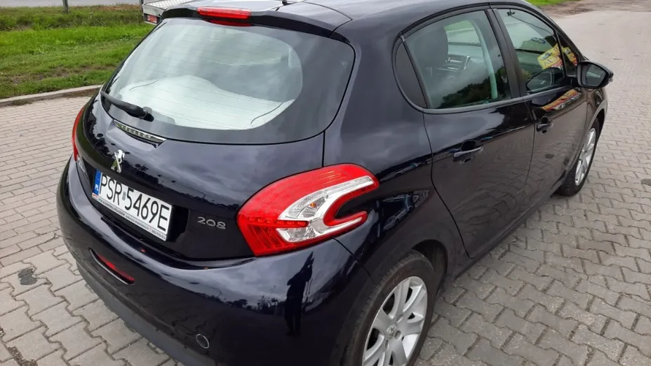 PEUGEOT 208 -
