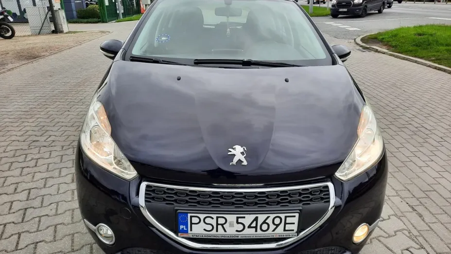 PEUGEOT 208 -