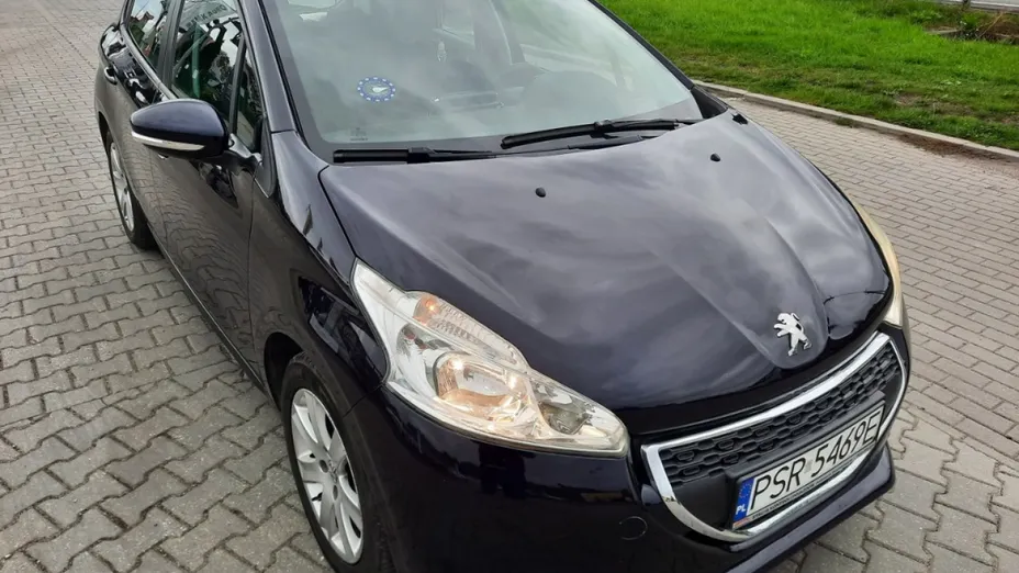 PEUGEOT 208 -