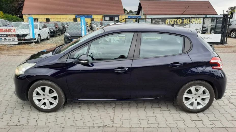 PEUGEOT 208 -