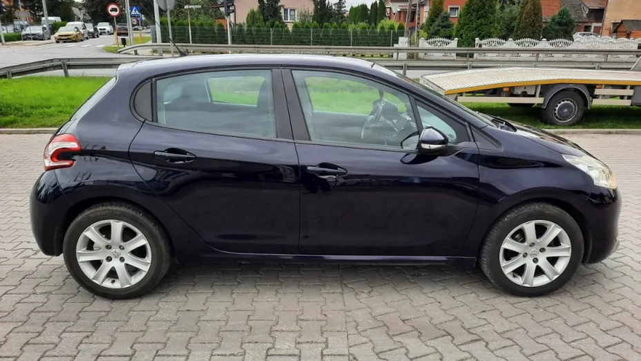 PEUGEOT 208 -