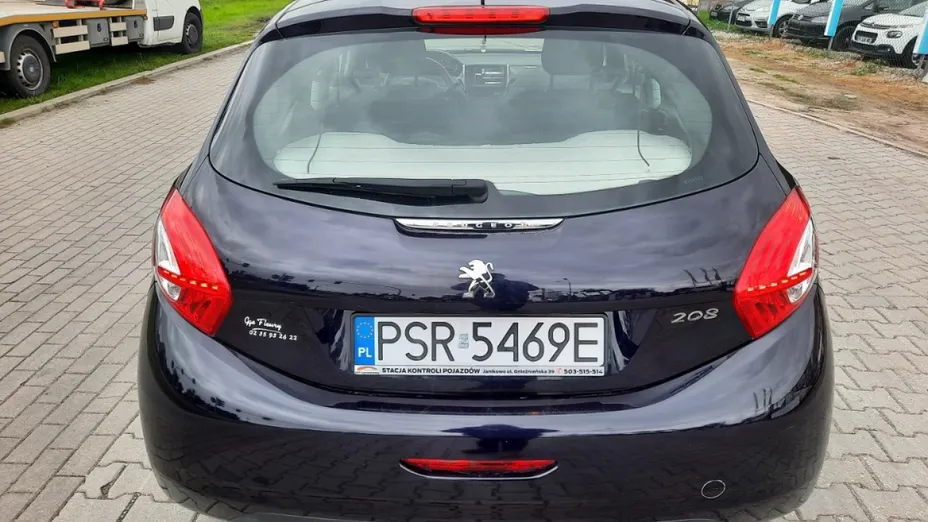PEUGEOT 208 -