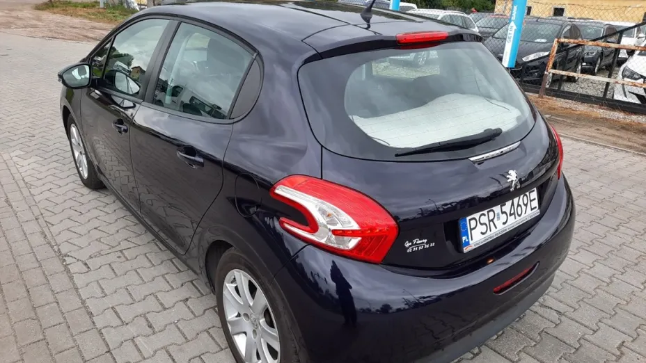 PEUGEOT 208 -