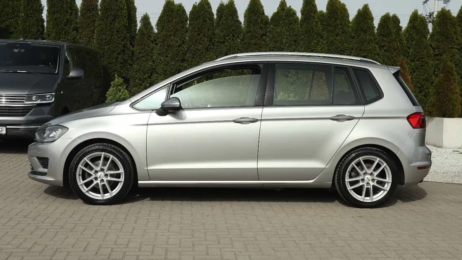 VOLKSWAGEN Golf Sportsvan -
