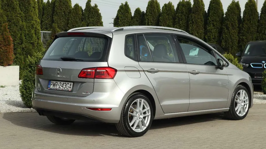 VOLKSWAGEN Golf Sportsvan -
