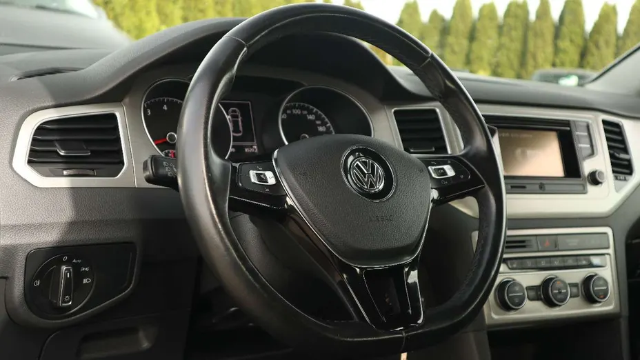 VOLKSWAGEN Golf Sportsvan -