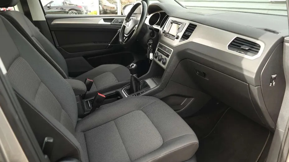 VOLKSWAGEN Golf Sportsvan -