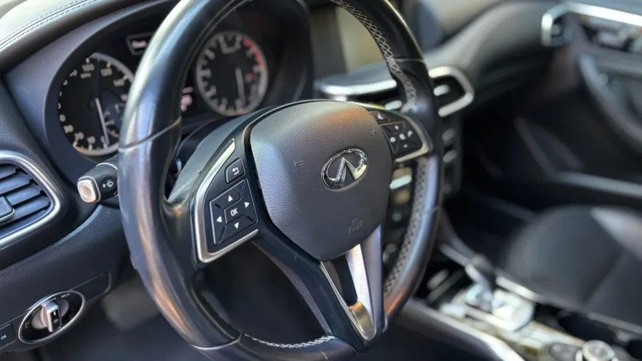 INFINITI QX30 -