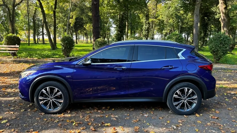 INFINITI QX30 -