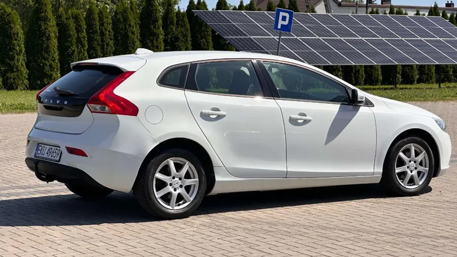 VOLVO V40 -