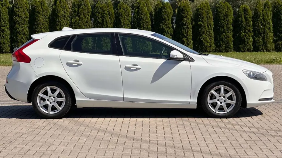 VOLVO V40 -