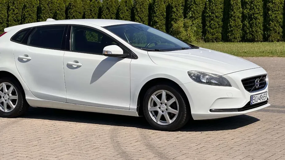 VOLVO V40 -
