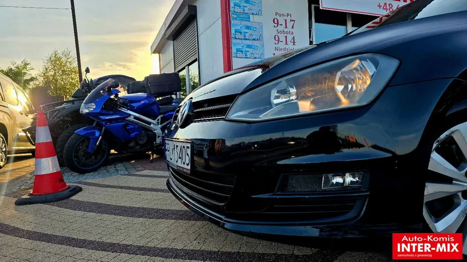 VOLKSWAGEN Golf -