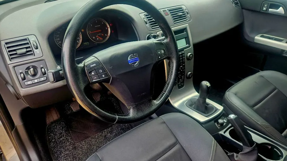 VOLVO V50 -