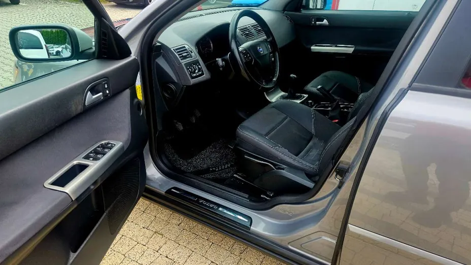 VOLVO V50 -