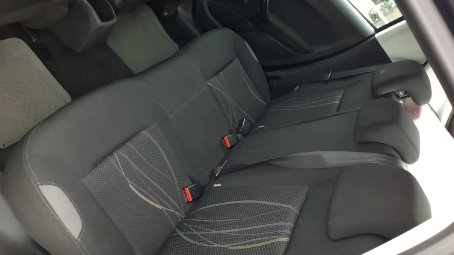 PEUGEOT 208 -