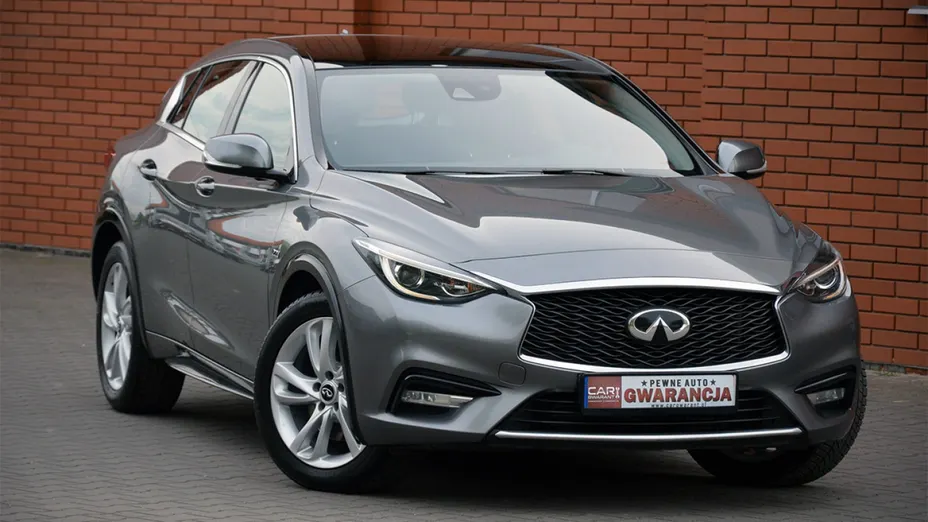 INFINITI Q30 -