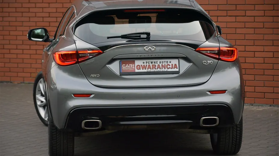 INFINITI Q30 -