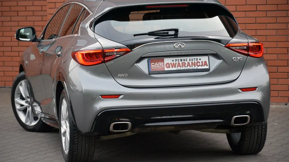 INFINITI Q30 -