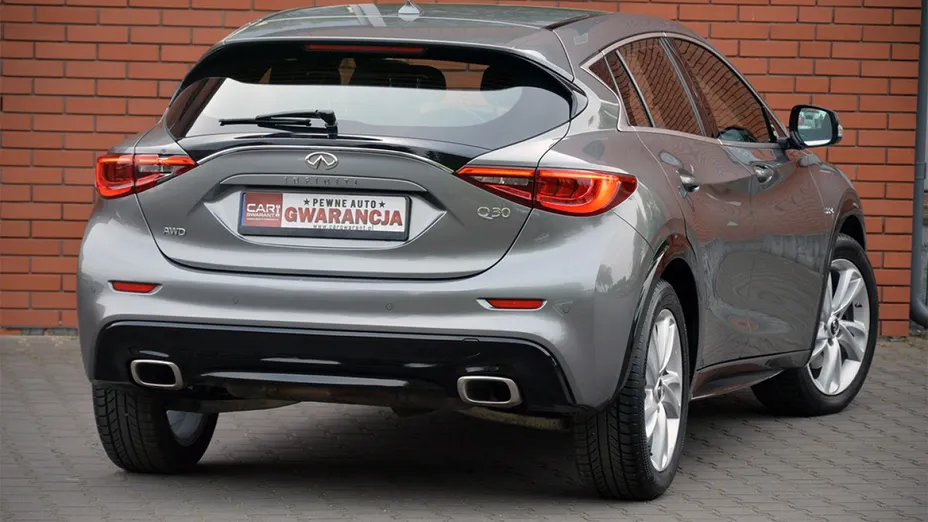 INFINITI Q30 -