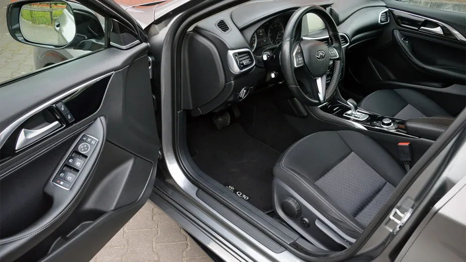 INFINITI Q30 -