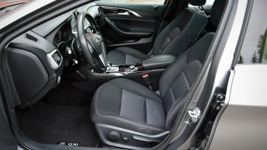 INFINITI Q30 -