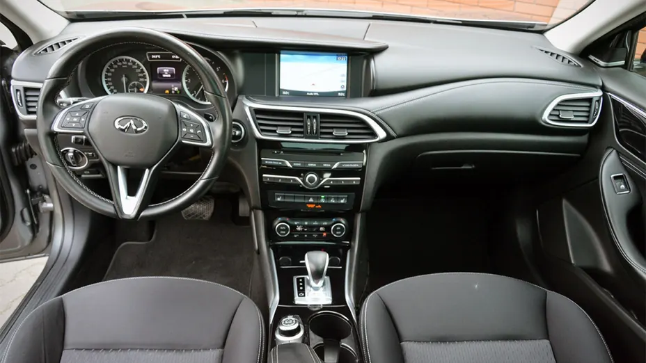 INFINITI Q30 -