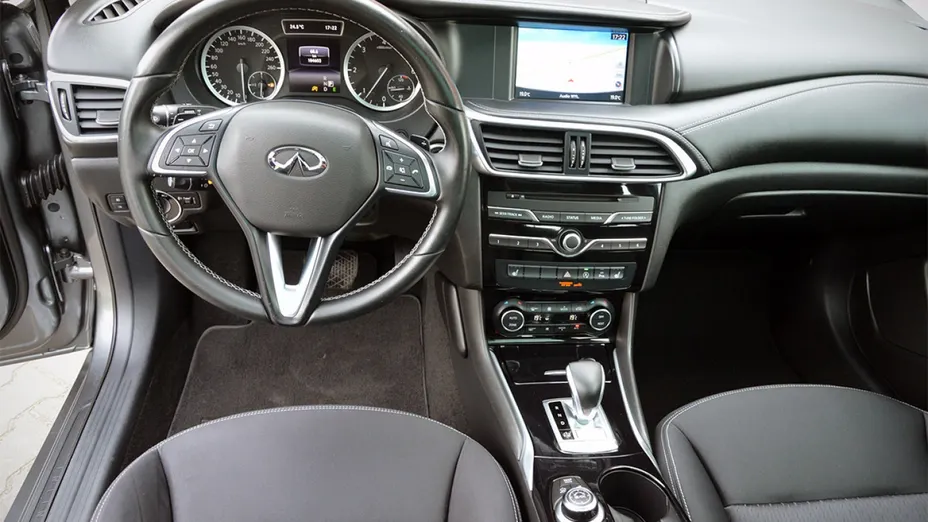INFINITI Q30 -
