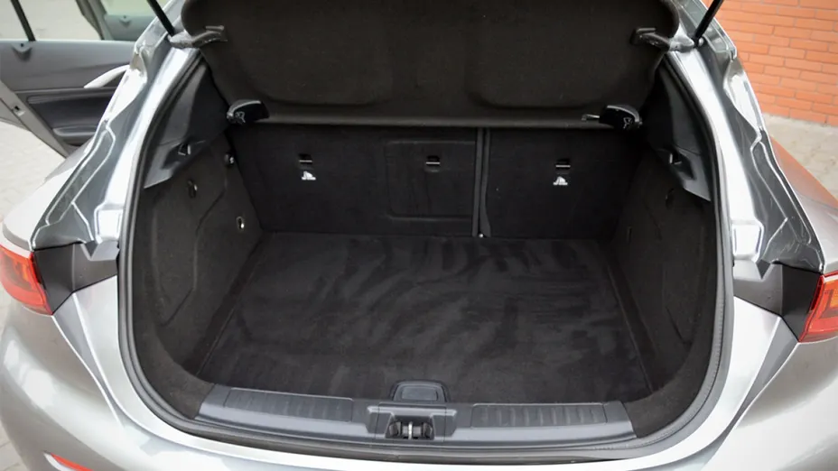INFINITI Q30 -