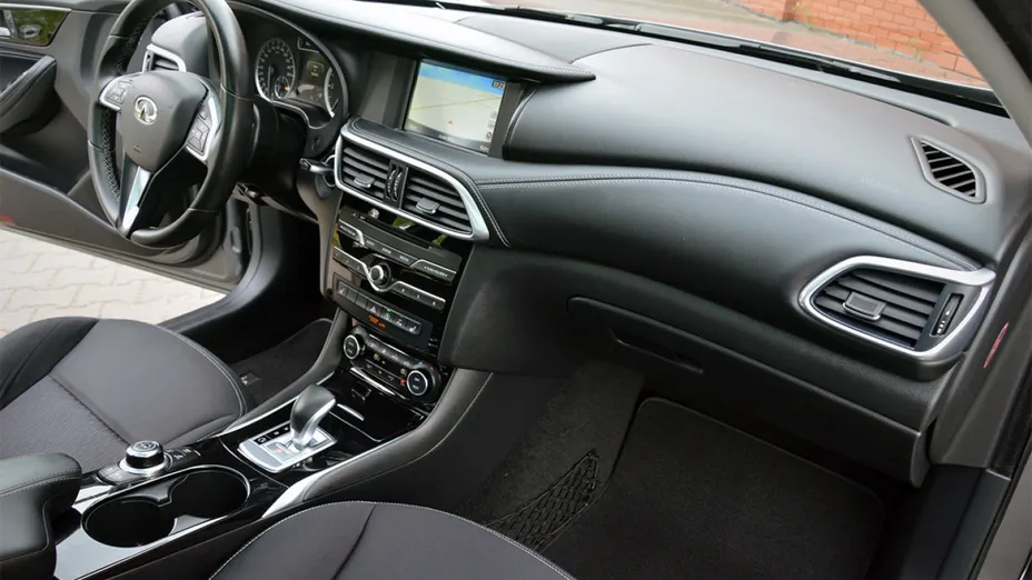 INFINITI Q30 -
