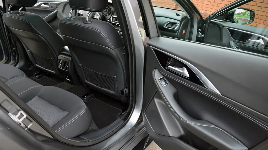 INFINITI Q30 -