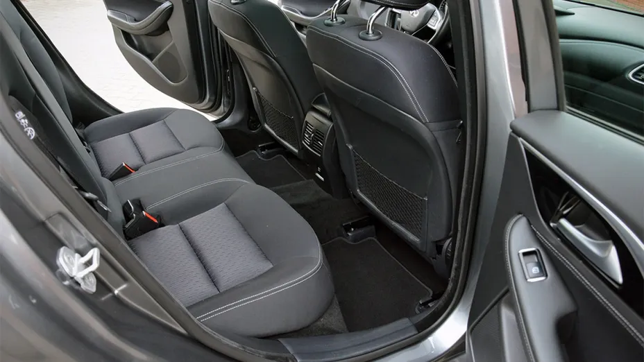 INFINITI Q30 -