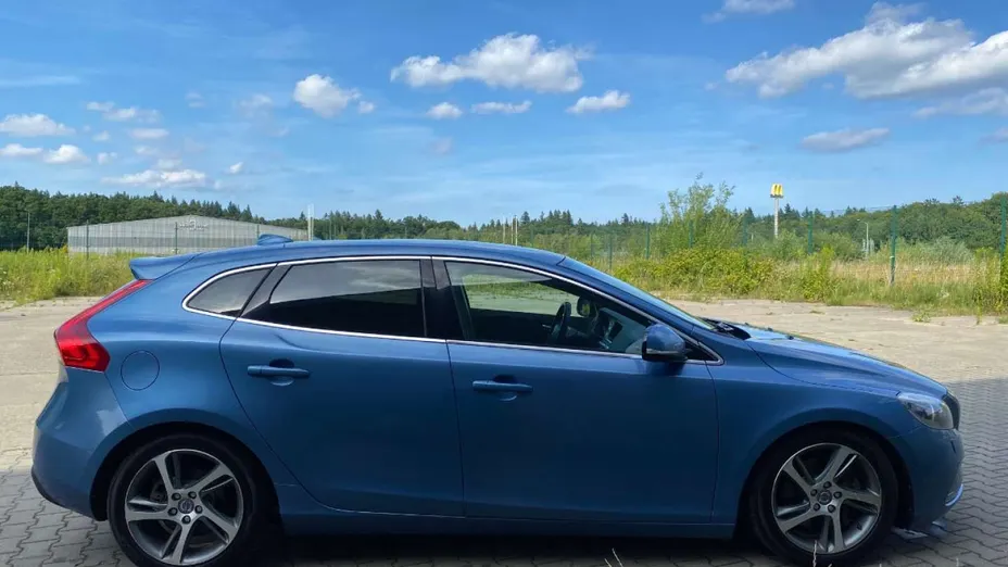 VOLVO V40 -