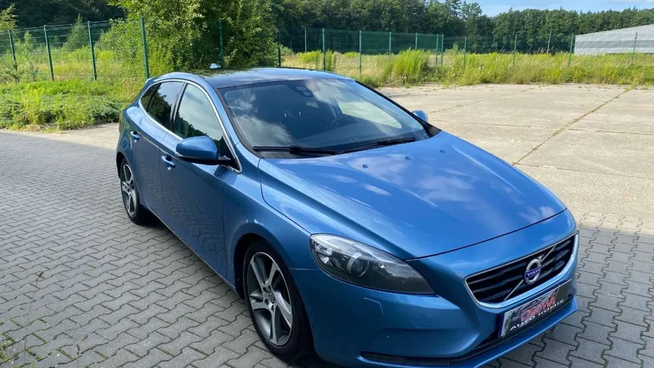 VOLVO V40 -